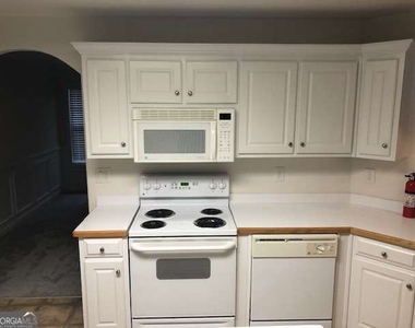 225 Lexington Circle - Photo Thumbnail 14
