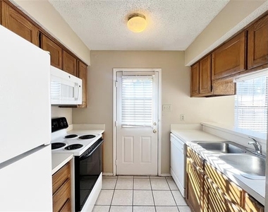 929 W Hickory Street - Photo Thumbnail 7