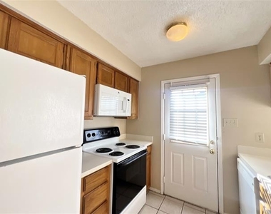 929 W Hickory Street - Photo Thumbnail 6