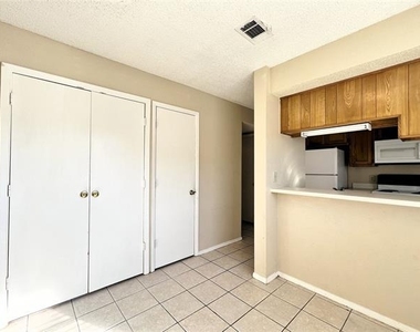 929 W Hickory Street - Photo Thumbnail 9