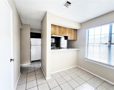 929 W Hickory Street - Photo Thumbnail 8