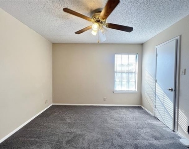 929 W Hickory Street - Photo Thumbnail 16