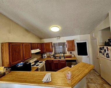 817 Colchester Drive - Photo Thumbnail 6