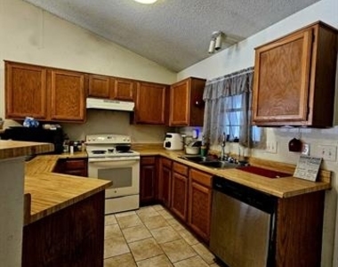 817 Colchester Drive - Photo Thumbnail 7