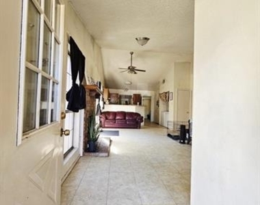 817 Colchester Drive - Photo Thumbnail 2