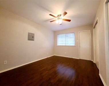 5722 Gaston Avenue - Photo Thumbnail 6