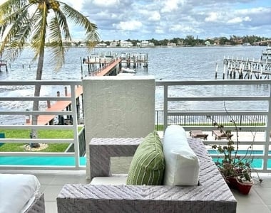 328 N Lake Drive N - Photo Thumbnail 4