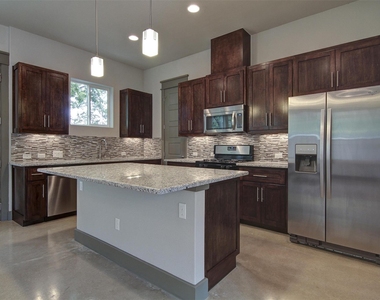 923 E 37th St - Photo Thumbnail 4