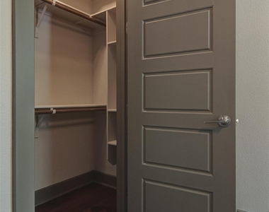 923 E 37th St - Photo Thumbnail 23