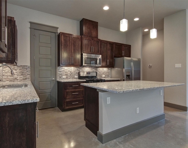 923 E 37th St - Photo Thumbnail 7