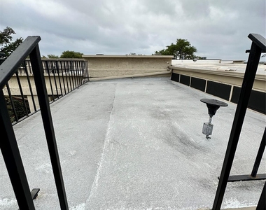 5916 Lago Vista Way - Photo Thumbnail 16