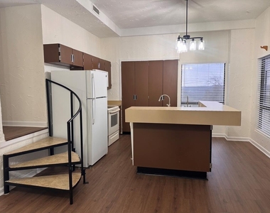 5916 Lago Vista Way - Photo Thumbnail 5