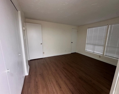 5916 Lago Vista Way - Photo Thumbnail 9
