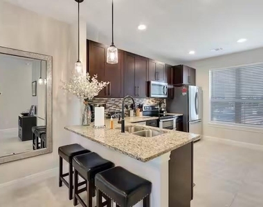 585 Demarett Dr - Photo Thumbnail 7