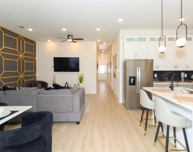 4902 Higgins Street - Photo Thumbnail 12