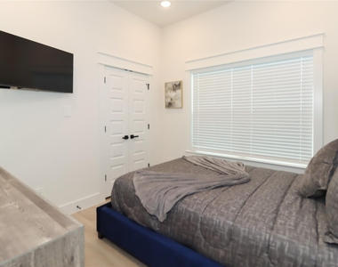 4902 Higgins Street - Photo Thumbnail 30