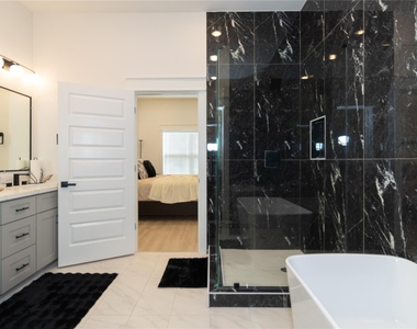 4902 Higgins Street - Photo Thumbnail 20