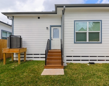 4902 Higgins Street - Photo Thumbnail 36