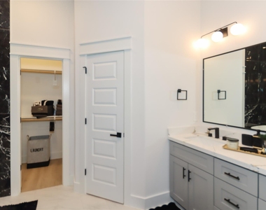 4902 Higgins Street - Photo Thumbnail 22