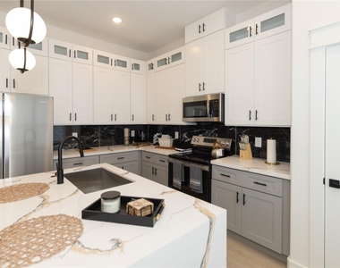 4902 Higgins Street - Photo Thumbnail 10