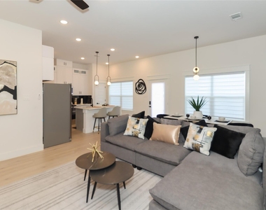 4902 Higgins Street - Photo Thumbnail 4