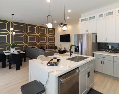 4902 Higgins Street - Photo Thumbnail 8
