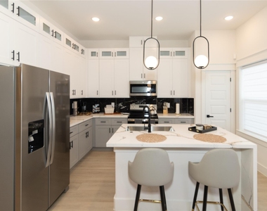 4902 Higgins Street - Photo Thumbnail 11