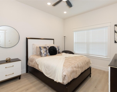 4902 Higgins Street - Photo Thumbnail 16