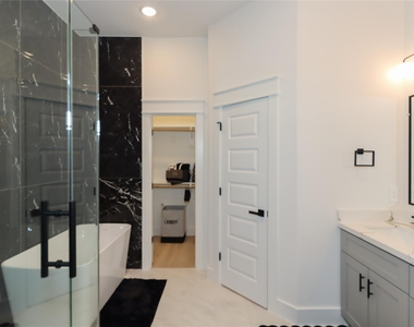 4902 Higgins Street - Photo Thumbnail 23