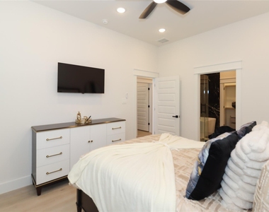 4902 Higgins Street - Photo Thumbnail 19