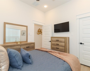 4902 Higgins Street - Photo Thumbnail 25