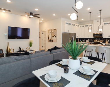 4902 Higgins Street - Photo Thumbnail 7