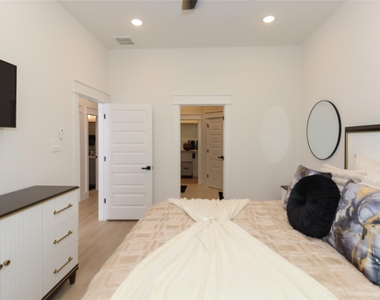4902 Higgins Street - Photo Thumbnail 15
