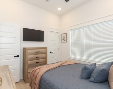 4902 Higgins Street - Photo Thumbnail 27