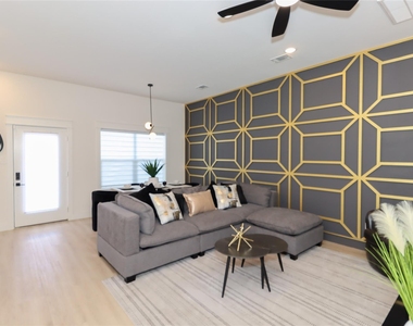 4902 Higgins Street - Photo Thumbnail 3