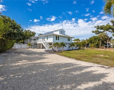 424 Lagoon Drive - Photo Thumbnail 1