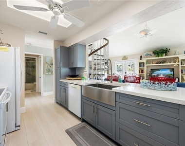 424 Lagoon Drive - Photo Thumbnail 12
