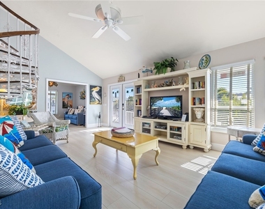 424 Lagoon Drive - Photo Thumbnail 7