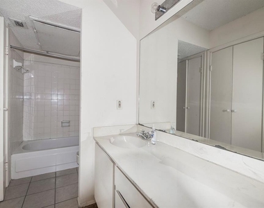 7900 N Stadium Drive - Photo Thumbnail 2