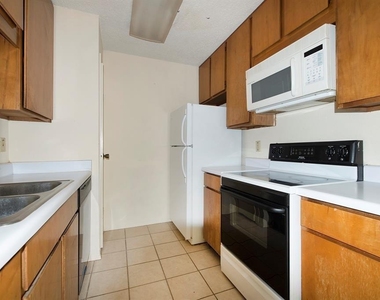 7900 N Stadium Drive - Photo Thumbnail 5