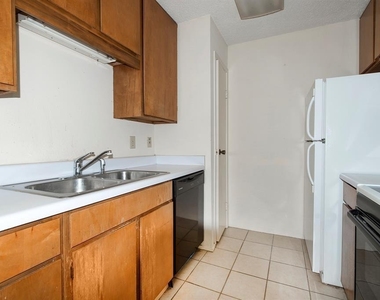 7900 N Stadium Drive - Photo Thumbnail 4