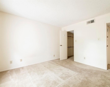 7900 N Stadium Drive - Photo Thumbnail 3
