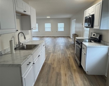 202 E High Street - Photo Thumbnail 4