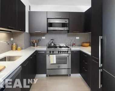 E 39th St - Photo Thumbnail 2