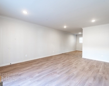 1135 Woodland Avenue Ne - Photo Thumbnail 7