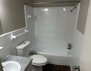 2425 Parkside - Photo Thumbnail 4