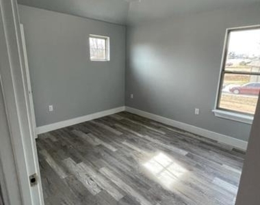 401 W Elm Street - Photo Thumbnail 11