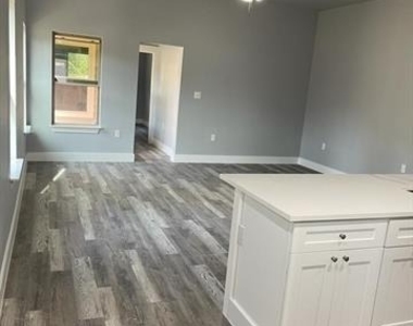 401 W Elm Street - Photo Thumbnail 4