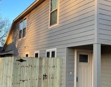 401 W Elm Street - Photo Thumbnail 2