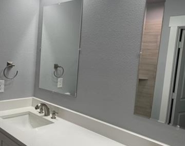 401 W Elm Street - Photo Thumbnail 7